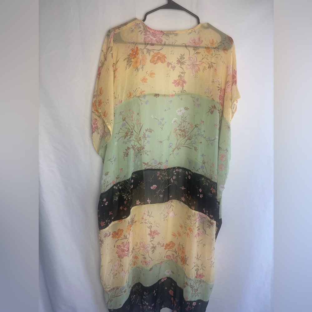 American Eagle 
Layering piece 
Kimonos - Picture 3 of 6